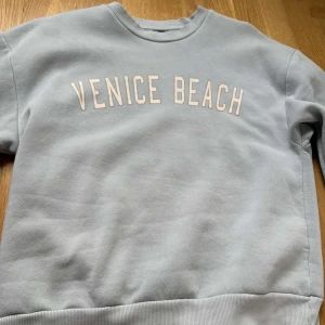 Ljusgrå sweatshirt med tryck från Gina Tricot - jättefin sweatshirt från Gina Tricot. Använts ett par gånger. Säljer då den blivit för liten.💕