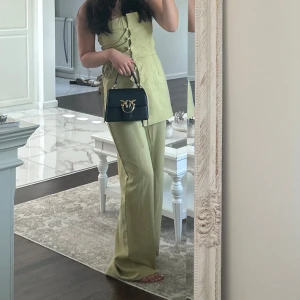 Ljusgrön jumpsuit  - Säljer ett par ljusgrön jumpsuit, jätte fin till sommaren. Priset kan diskuteras, från prettylitlething