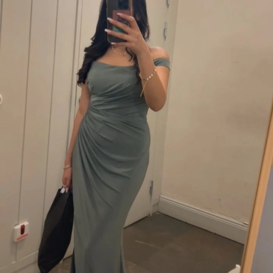 Grön långklänning med offshoulder