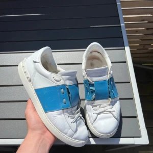 Valentino open - Säljer dessa sjukt snygga valentino opens! Använda men fortfarande snygga! Sjukt fint pris! Nypris 7200kr vårt pris :1499kr! Skick 6/10. Använda. Size 41 fits 42! Hör av dig vid minsta fundering🤩