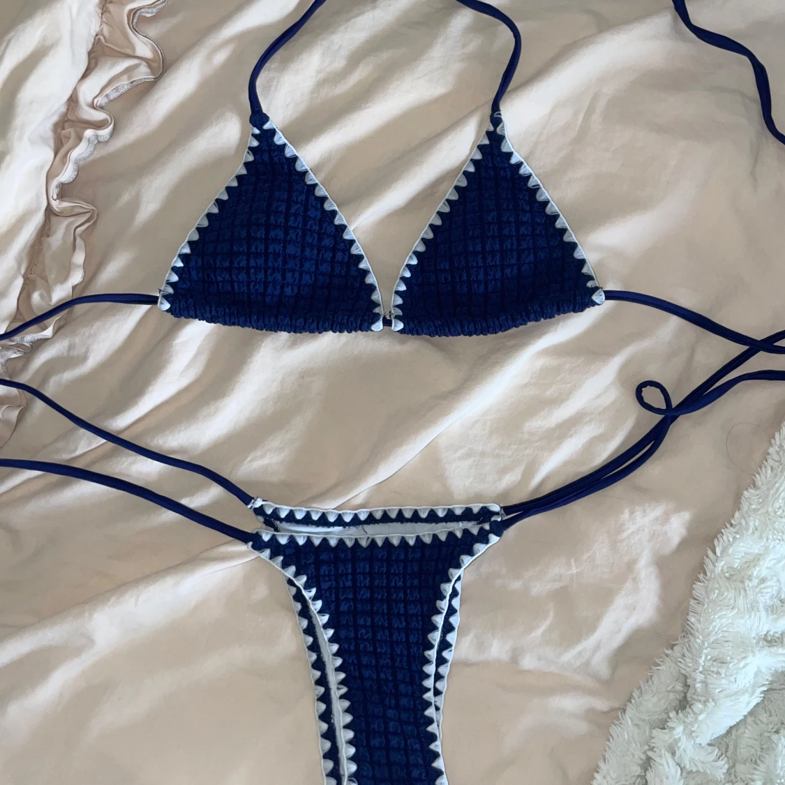 Mörkblå bikini med vita detaljer