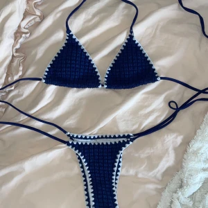 Mörkblå bikini med vita detaljer - Säljer denna bikini från shein, ser ut som calzedonias. Aldrig använd, storlek xs. Köpte för 119 säljer för 50