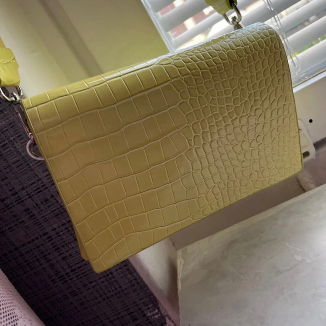 Gul axelväska med krokodilpräglat mönster - 1