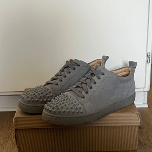 Christian Louboutin skor  - Säljer mina loubs då dom ej används längre storlek 43, skick 7/10 ( en spik på tån saknas men inget man lägger märke till jätte mycket) pris ej hugget i sten kom med förslag och frågor MVH