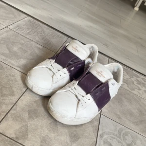 Valentino open - Säljer nu mina vita Valentino opens i storlek 40-41, anledningen till att jag säljer skorna är för att det är för små. Skicket är 8/10 därav priset. OBS: endast skorna kommer med på köpet. Är även öppen för byten. Pris går att diskutera vid snabb affär. Önskar er allt gott//Kevin 