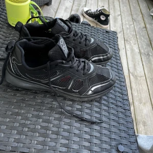 Svarta sneakers med mesh och reflexdetaljer från linear  - Jag vill bara bli av med dessa så priset är lågt. Köpte dem för 2 år sedan för 800, har aldrig använt dem men de är väldigt bekväma. Om du köper mina fotbollsskor som jag har listat får du det här paret gratis.