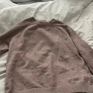 Ljusrosa stickad tröja från ONLY - Ljusrosa stickad tröja från ONLY i storlek S! Hör av er vid frågor, annars är det bara att klicka på köp nu!❤️