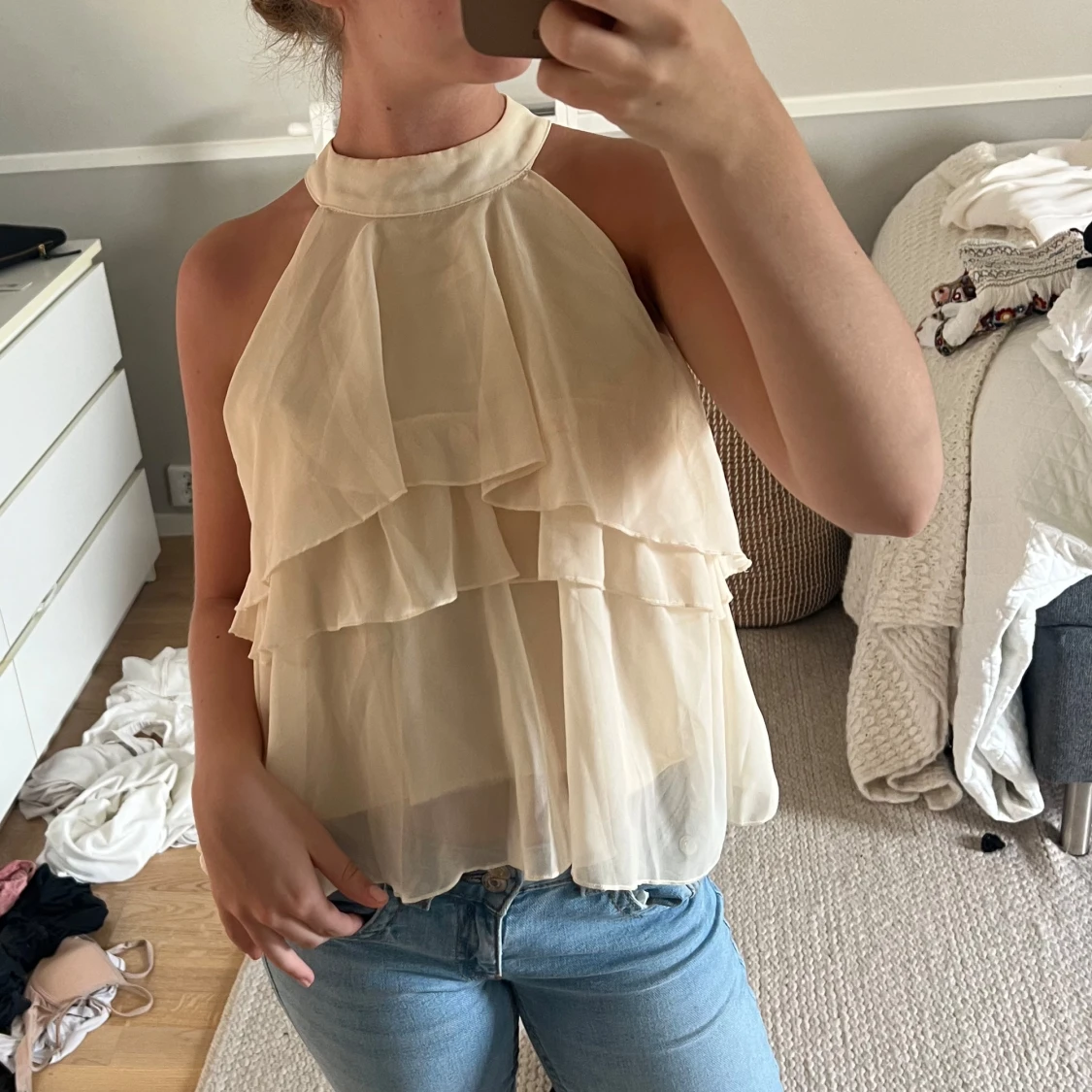 Beige volangblus med halterneck