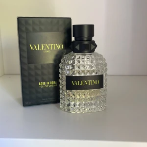 Valentino Uomo Born In Roma Yellow Dream 30ml - Exklusiv herrparfym från Valentino, Born In Roma Yellow Dream. Flaskan är transparent med nitar och svart etikett med gul text. Kommer i elegant svart kartong med mönster och gul text. Kommer i original förpackning! 