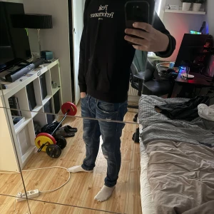 Peak performance hoodie - Tjena säljer denna svarta hoodie från pesk performance, storlek m och sitter perfekt på mig som är 181. Skick 8/10 nypris (1000-1200) mitt pris 499kr