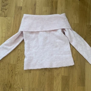 Stickad offshoulder tröja - Fin rosa off shoulder tröja från Gina Young andvänd ca 3 gånger och har bra skick(pris kan diskuteras)