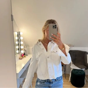Vit jeansjacka - Snygg vit jeansjacka i riktigt bra skick! Har silverknappar. Normal i storleken, jag är 167 cm lång och vanligtvis S/M 💓