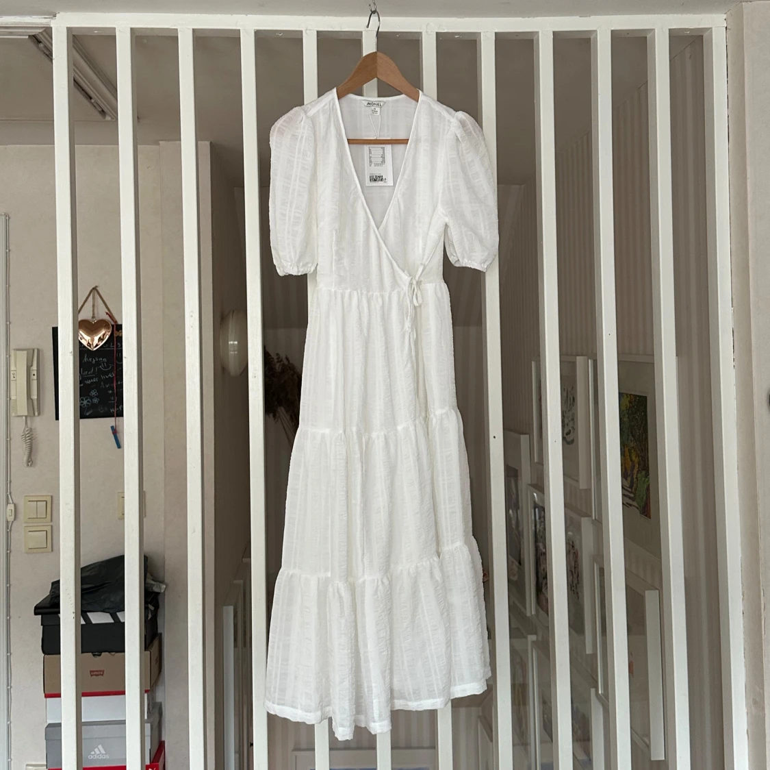 Vit dubbelomlottklänning