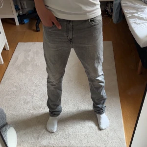 Replay jeans  - Super komfortabla Replay jeans i storleken 16a (166cm) jag skulle säga att de sitter som w 28 och L 32. Modellen är Thad men sitter som anbass. Använda 1-2 gånger då jag inte tyckte om slim fit förut och nu växt ur dom. Tveka inte att fråga!👍🏻😇⛱️🕶️
