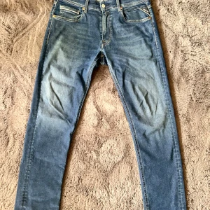 Blå Replay Grover jeans - Säljer ett par blå Replay Grover jeans 