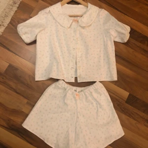 🌷Pyjamas Set🌷 - Super gullig blommig vit pyjamas 🌷 Dekorerad med rosa rosetter. Mjukt material så jätteskön att ha på sig🌷 Storleksmässigt S🌷