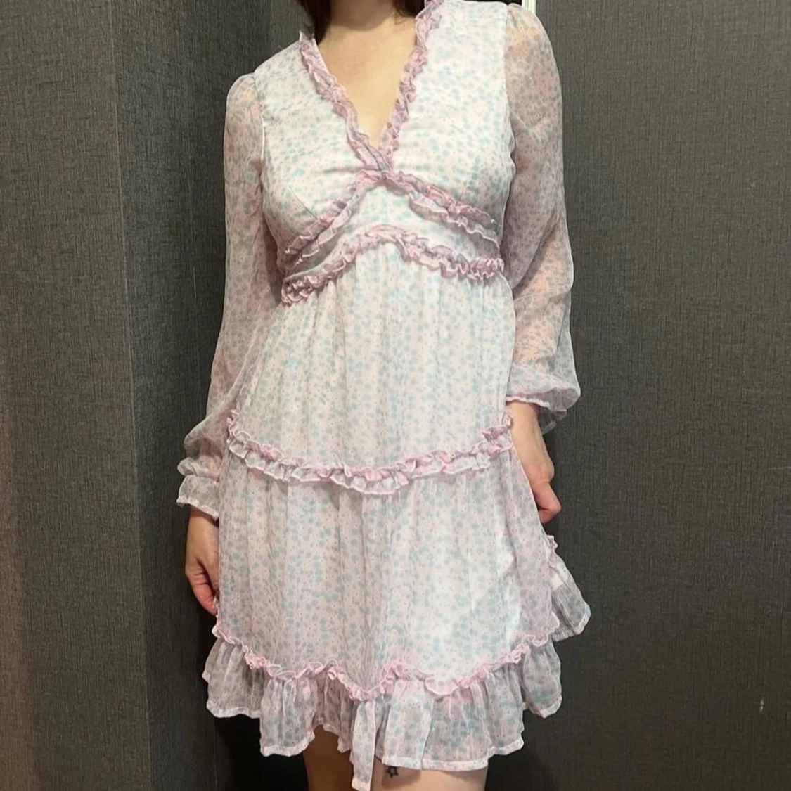 Ljusrosa blommig klänning med volang - 2