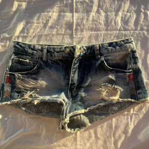 Lowaist jeansshorts  - Säljer domhär jättesnygga jeansshortsen! Midjemått rakt över: 40cm 💙