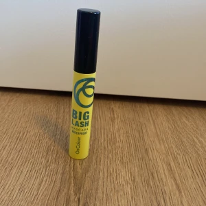 Big Lash Mascara Waterproof från OnColour oriflame - Big Lash Mascara Waterproof från OnColour med svart hylsa och gul text. Ger volym till fransarna och har en smal borste med täta piggar för separerade fransar. Perfekt för dig som vill ha en vattenfast mascara som håller hela dagen.