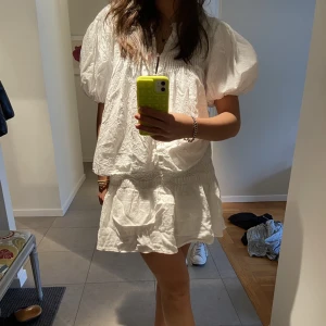 & other stories blus - Köpt på plick så bilderna är den tidigare köparens. Super fin blus från other stories.