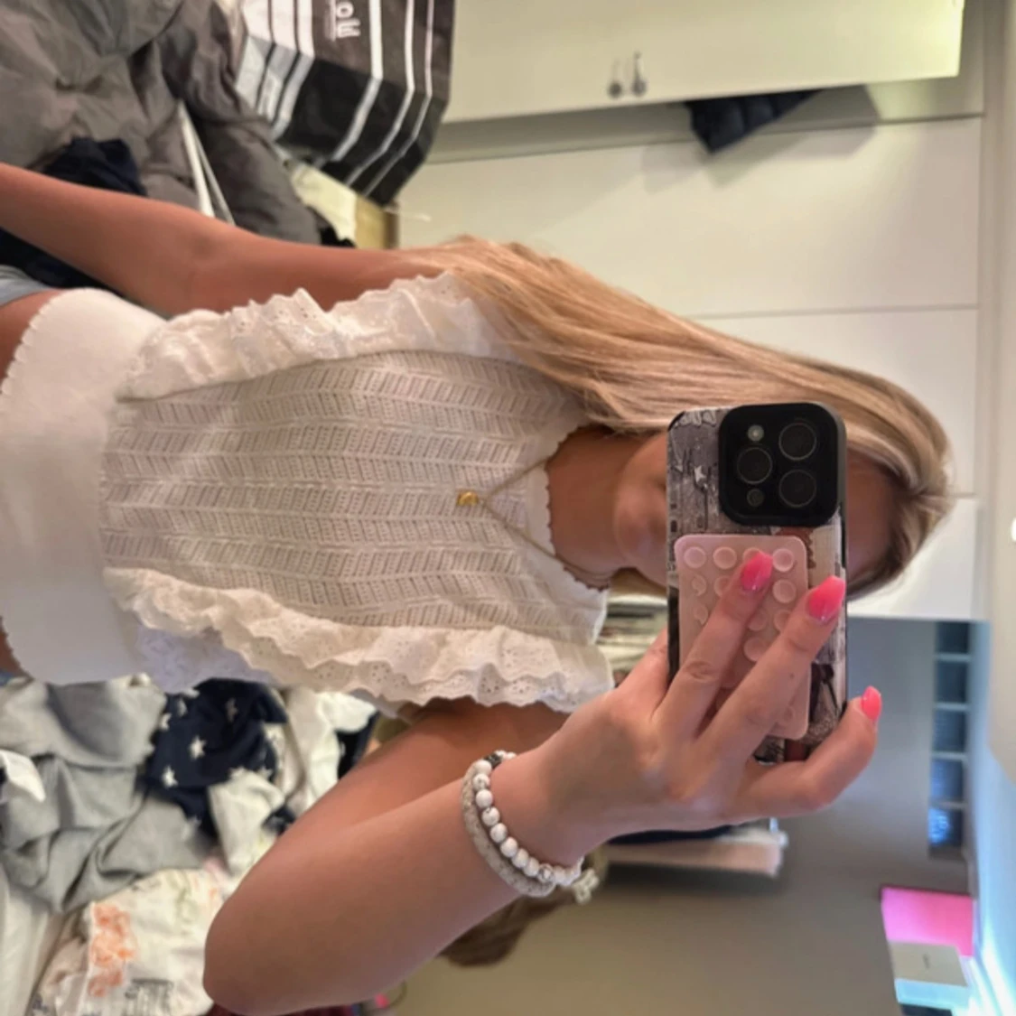 Vit ärmlös topp med volangdetaljer - 1