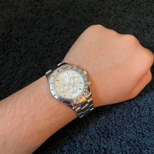 Tiden funkar inte AU! Silverfärgad klocka från BOSS -  Hör av dig innan du köper! Stilren klocka från BOSS i silverfärgat rostfritt stål med länkarmband. Urtavlan är också silverfärgad med tre mindre visartavlor och tydliga markeringar. Klockan har en sportig och elegant design med BOSS-logga på både urtavla och spänne.