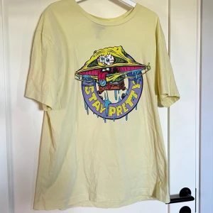 Svampbob t-shirt - Köpte den på plick men har aldrig använt den, så jag säljer den vidare:)