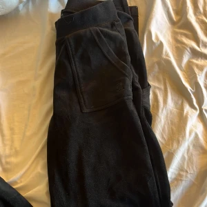 Juicy mjukis byxor - Svarta mjukis från juicy couture i storlek Xs vädligt använd men inga skador 