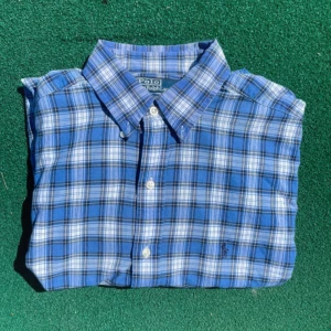 Blårutig skjorta från Polo Ralph Lauren - ☀️SOMMAR OCH SOL GRABBAR!☀️ så nu är det dags att skaffa sig lite feta skjortor, säljer denna feta Ralph lauren skjortan i Storlek M, inga defekter! Pris kan diskuteras!