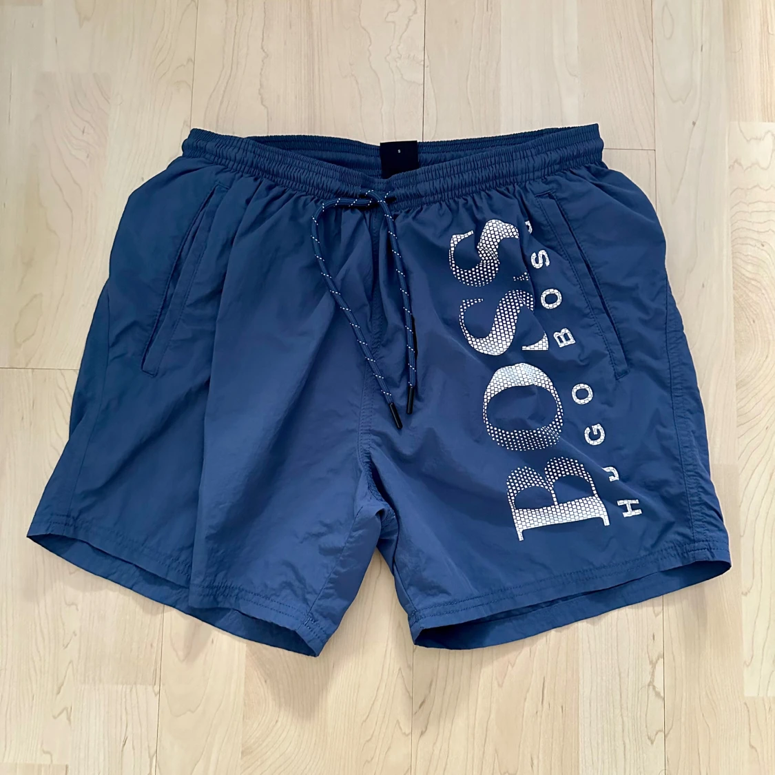 Hugo Boss blåa badshorts