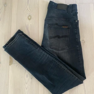Svarta jeans från Nudie Jeans - Säljer ett par svarta jeans från Nudie Jeans. Storleken är 30/32 och modellen heter thin finn vilket är en storsäljare. Hör av vid frågor och funderingar.