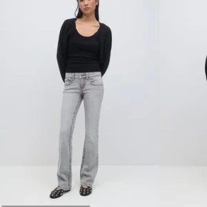 low waist bootcut jeans från gina tricot - Ljusgråa, låg midjade y2k jeans från gina tricot med snygga fickor. Nypris: 500kr, pris går att diskuteras.