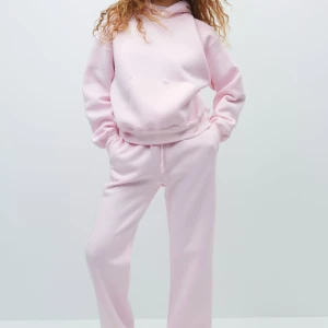 rosa mjukis set från gina. - Mjukt och bekvämt set från gina tricot i bra skick. Finns en liten grå fläck på men går enkelt att få bort med bara vatten. Nypris: 660kr. går även att köpa individuellt.