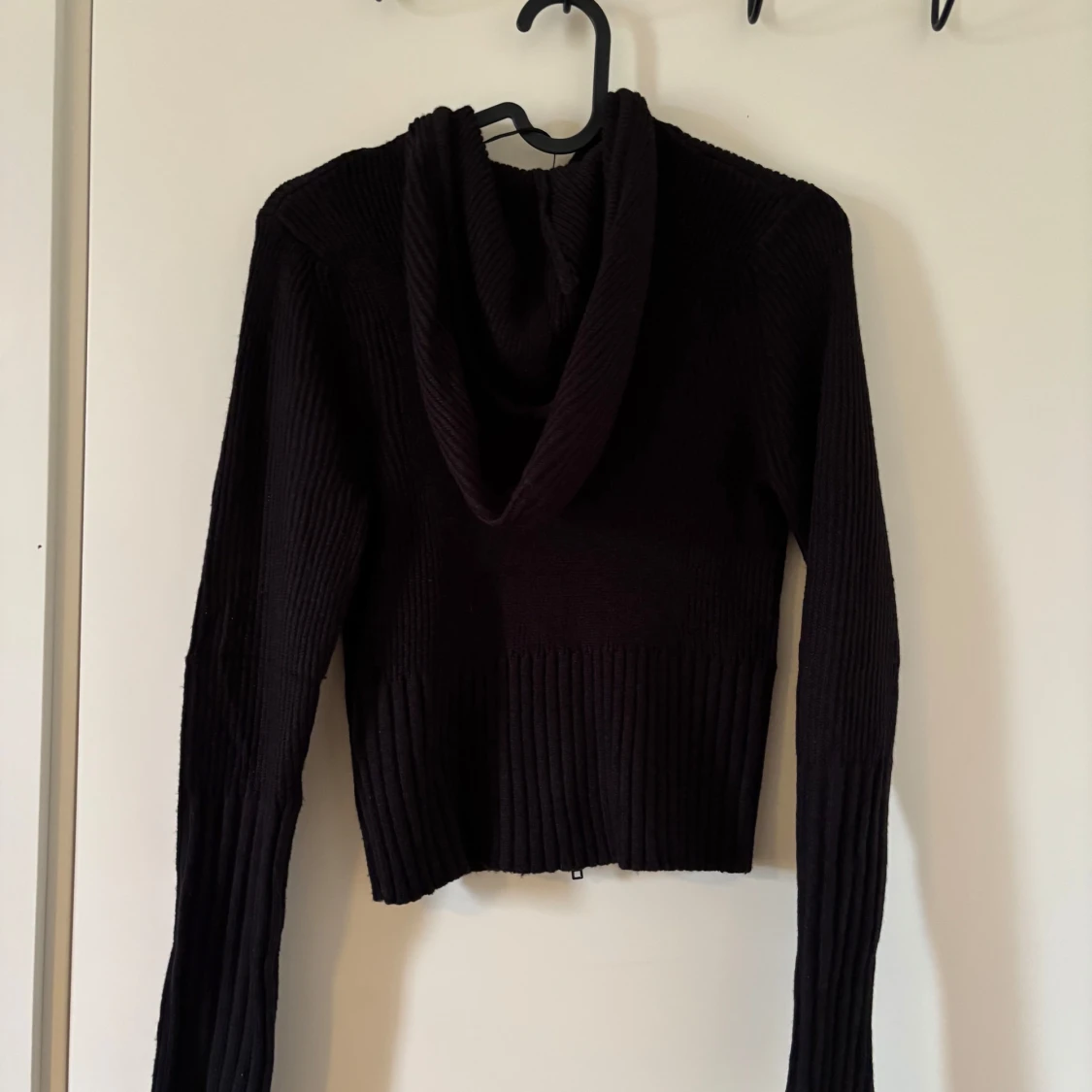 Svart croppad stickad hoodie med dragkedja - 3