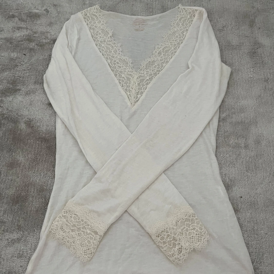 Vit långärmad topp med spetsdetaljer - 2