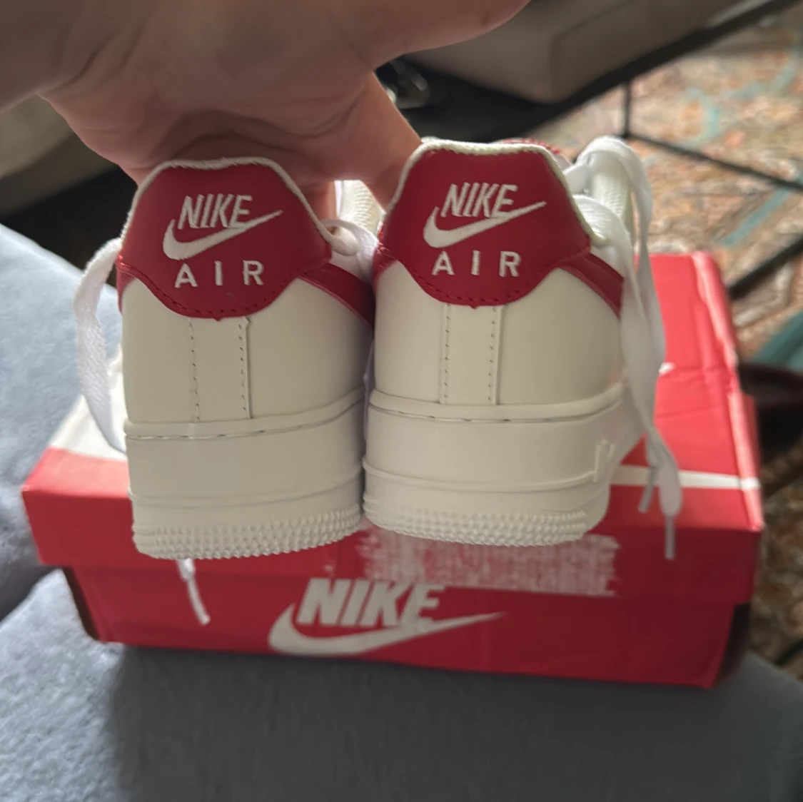 Nike Air Force 1 med röd swoosh helt oanvända pris kan diskuteras  - 1