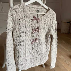 Vit stickad tröja - Supersöt vit stickad tröja med ljusrosa rosetter🤍