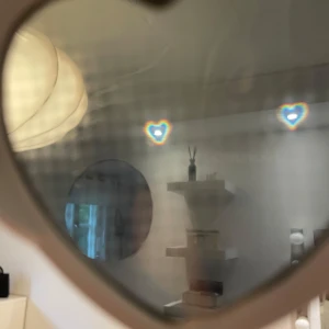 Vita hjärtformade solglasögon - Säljer ett par vita solglasögon med hjärtformade svarta glas. Kollar du på exempelvis lampor eller ljus igenom de så formas ljuset till hjärtan