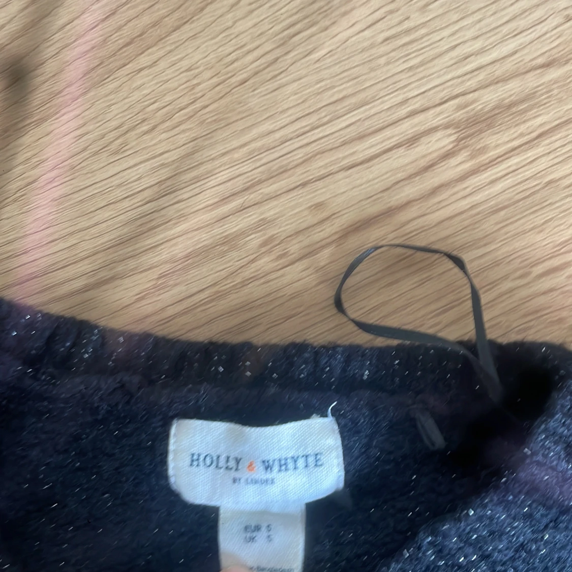 Svart glittrig stickad tröja från Holly & Whyte - 1