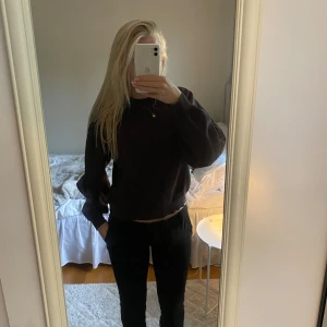 Svart sweatshirt med avslappnad passform - Brun sweatshirt från Gina, har ett litet brännmärke på armen villket man ser på bilden