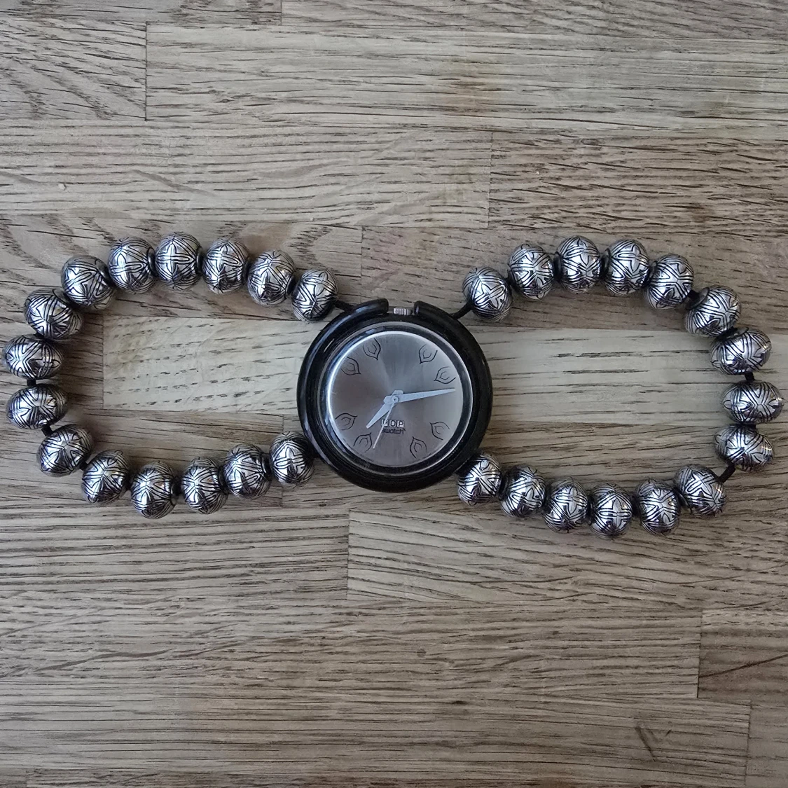 Silverfärgad klocka från Swatch med pärlarmband - 1