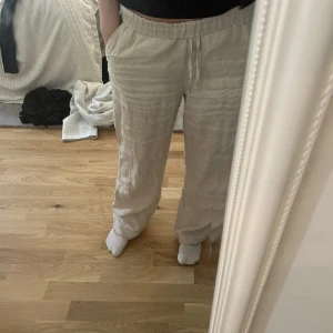 Beiga linnebyxor - Säljer ett par beiga linnebyxor som är low/midwaist! Helt nya