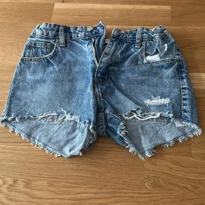 Blå jeansshorts - Säljer ett par blå jeansshorts från Gina Tricot i storlek xs