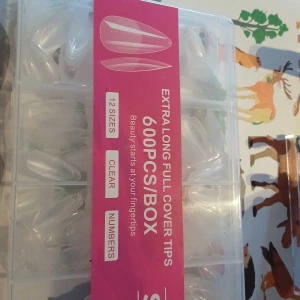 Extra långa soft gel tippar för naglar - Box med 600 st extra långa, klara soft gel tippar för naglar. Kommer i 12 olika storlekar och är numrerade för enkel användning. Perfekt för att skapa snygga och hållbara nagelförlängningar hemma. Saknas några, osäkert på hur många men är ju 600 i förpackningen så finns många 