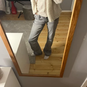 Grå low waist jeans - Säljer ett par gråa jeans med rak passform och klassiska fem fickor. Jeansen har låg midja och är i ett mjukt denimtyg. 