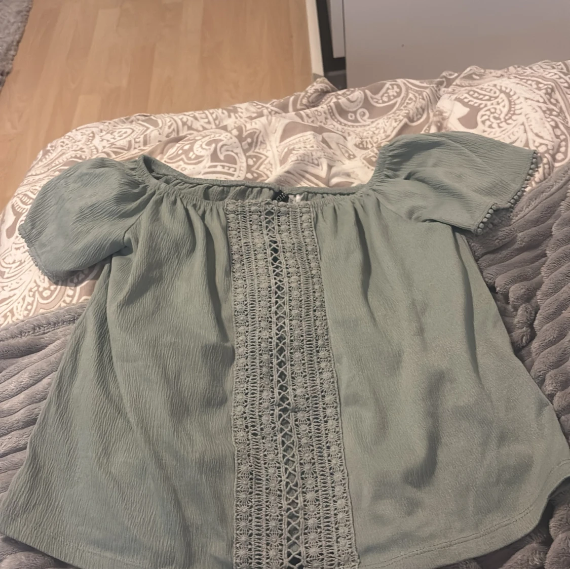 Grön blus med spetsdetalj