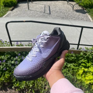 Kobe 6 eybl storlek 45  - Kobe 6 eybl storlek 45 aldrig använt kommer med box och allt 