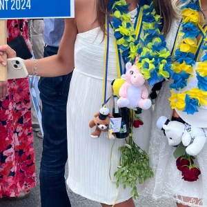 Vit långärmad klänning från Dry Lake - Säljer en elegant vit långärmad klänning från Dry Lake i storlek XS. Klänningen har smala vertikala ränder i tyget och en figurnära passform. Perfekt för student eller sommarens tillfällen!