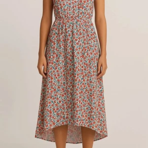 Blommig sommarklänning med volangärm - Säljer en söt blommig klänning i vitt, rött och grönt. Klänningen har volangärmar, v-ringning och resår i midjan för en smickrande passform. Perfekt för varma dagar och har en luftig, bekväm känsla.