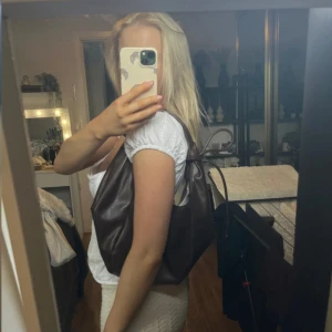 Söt brun väska - Nyskick, luktar lite (läder?)